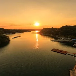 無料壁紙 英虞湾と真珠養殖場に沈む夕陽。PCとデスクトップ壁紙に最適な4K高画質の無料壁紙。三重県志摩市の賢島大橋で撮影したフリー写真素材