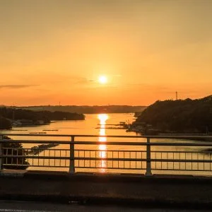 無料壁紙 橋から眺める夕陽。PCとデスクトップ壁紙に最適な4K高画質の無料壁紙。三重県志摩市の賢島大橋で撮影したフリー写真素材