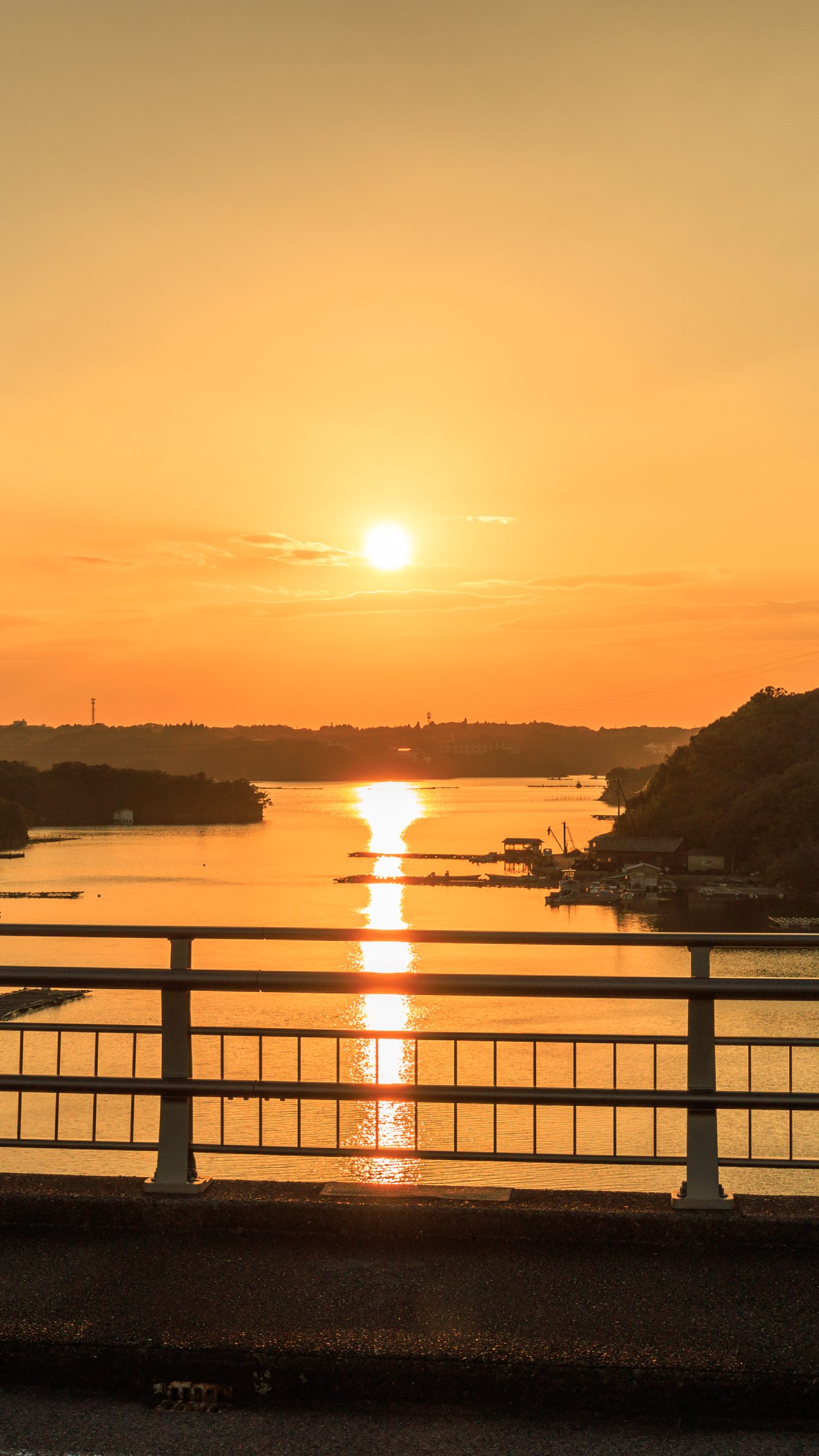 橋から眺める夕陽(三重県志摩市・賢島大橋)