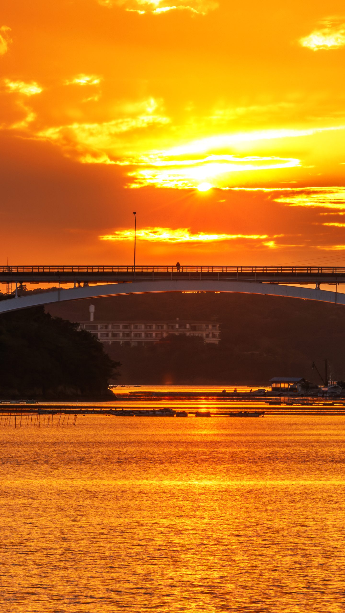 無料壁紙 情熱的な夕陽と賢島大橋。PCとデスクトップ壁紙に最適な4K高画質の無料壁紙。三重県志摩市の賢島大橋で撮影したフリー写真素材