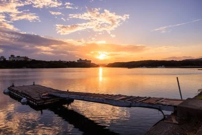 無料壁紙 桟橋から眺める英虞湾と賢島大橋。PCとデスクトップ壁紙に最適な4K高画質の無料壁紙。三重県志摩市の賢島大橋で撮影したフリー写真素材