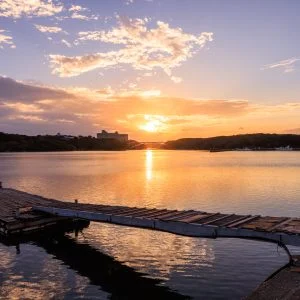 無料壁紙 桟橋から眺める英虞湾と賢島大橋。PCとデスクトップ壁紙に最適な4K高画質の無料壁紙。三重県志摩市の賢島大橋で撮影したフリー写真素材