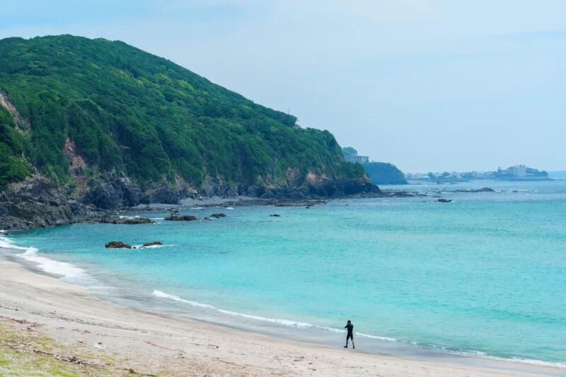 夏の海を散歩する人（三重県志摩市・南張海浜公園）