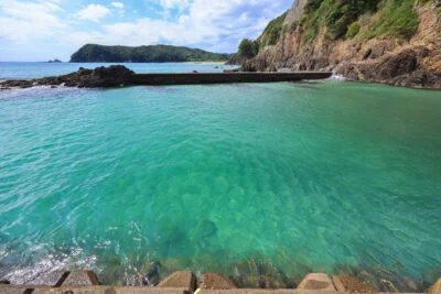 川の水が混ざる淡水エリア。突堤から撮影（三重県志摩市・南張海浜公園）