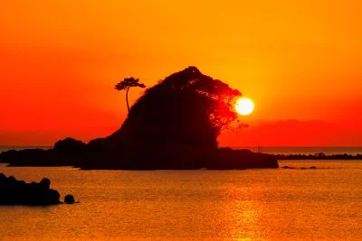 無料壁紙 あづり浜の夕陽ショット。PCとデスクトップ壁紙に最適な4K高画質の無料壁紙。三重県志摩市のあづり浜で撮影したフリー写真素材