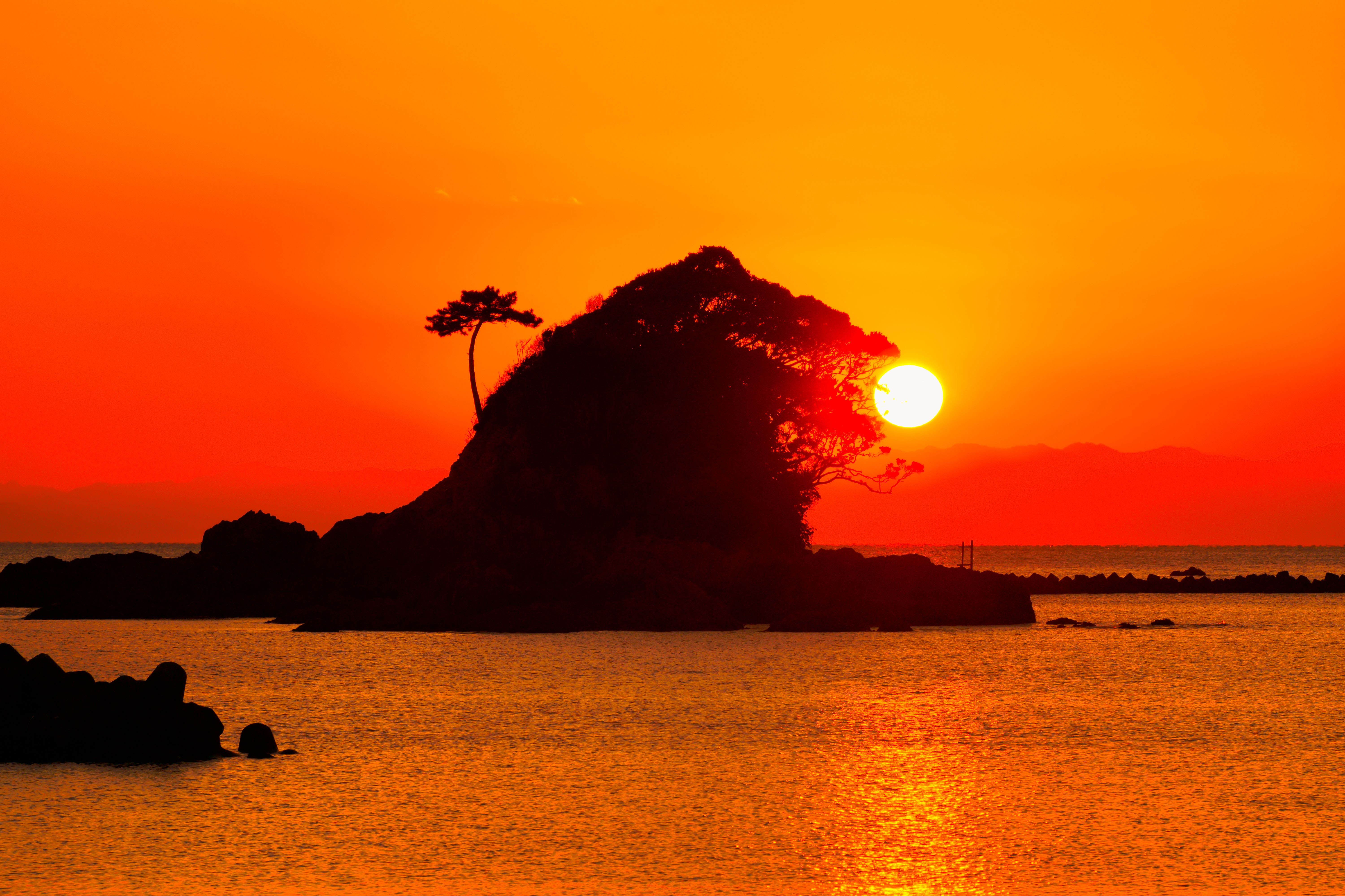 無料壁紙 あづり浜の夕陽ショット。PCとデスクトップ壁紙に最適な4K高画質の無料壁紙。三重県志摩市のあづり浜で撮影したフリー写真素材