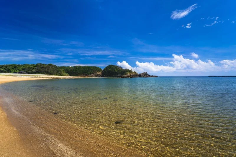 無料壁紙 真夏の海。PCとデスクトップ壁紙に最適な4K高画質の無料壁紙。三重県志摩市のあづり浜で撮影したフリー写真素材