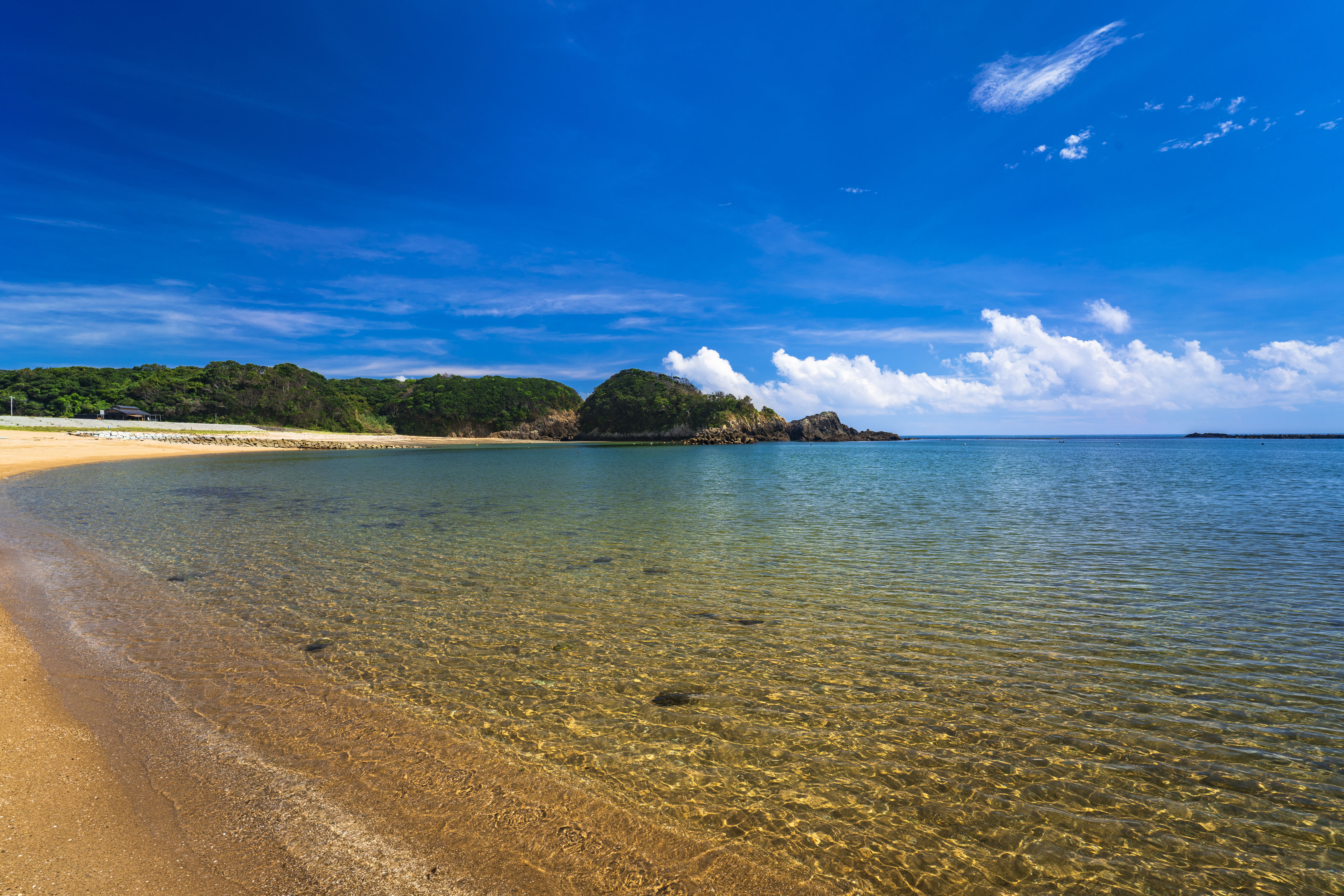無料壁紙 真夏の海。PCとデスクトップ壁紙に最適な4K高画質の無料壁紙。三重県志摩市のあづり浜で撮影したフリー写真素材