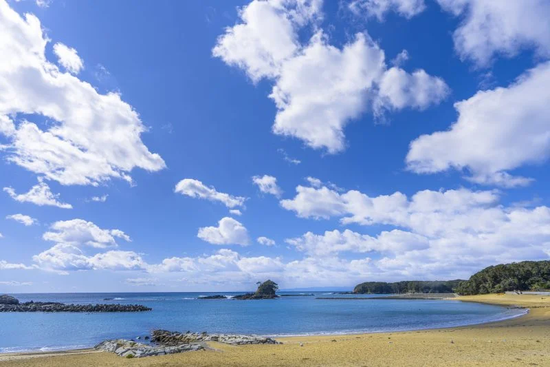 無料壁紙 あづり浜と冬の青空。PCとデスクトップ壁紙に最適な4K高画質の無料壁紙。三重県志摩市のあづり浜で撮影したフリー写真素材