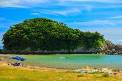 無料壁紙 穴場のビーチ。PCとデスクトップ壁紙に最適な4K高画質の無料壁紙。三重県志摩市のあづり浜で撮影したフリー写真素材