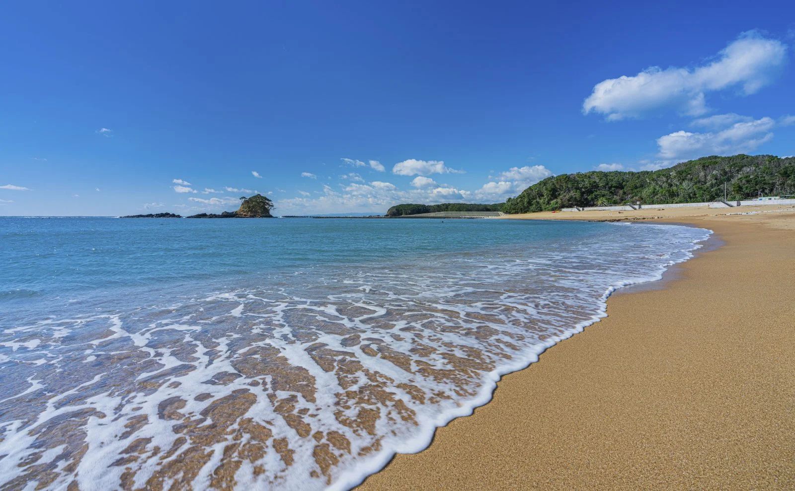 無料壁紙 冬の海と波打ち際。PCとデスクトップ壁紙に最適な4K高画質の無料壁紙。三重県志摩市のあづり浜で撮影したフリー写真素材