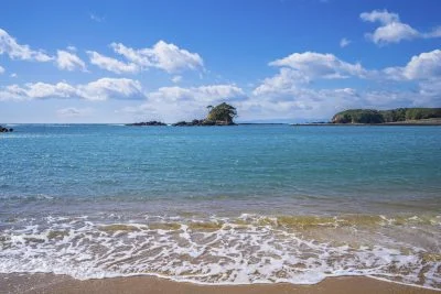 無料壁紙 きらめく波。PCとデスクトップ壁紙に最適な4K高画質の無料壁紙。三重県志摩市のあづり浜で撮影したフリー写真素材