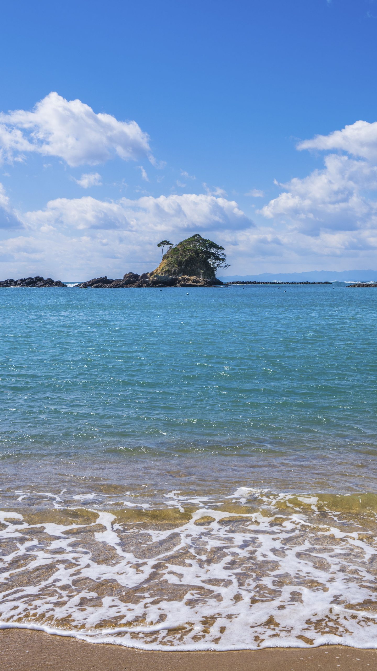 きらめく波(三重県志摩市・あづり浜)