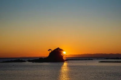 無料壁紙 あづり浜の夕焼け。PCとデスクトップ壁紙に最適な4K高画質の無料壁紙。三重県志摩市のあづり浜で撮影したフリー写真素材