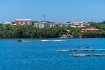 無料壁紙 船から眺める志摩地中海村。PCとデスクトップ壁紙に最適な4K高画質の無料壁紙。三重県志摩市の賢島エスパーニャクルーズで撮影したフリー写真素材