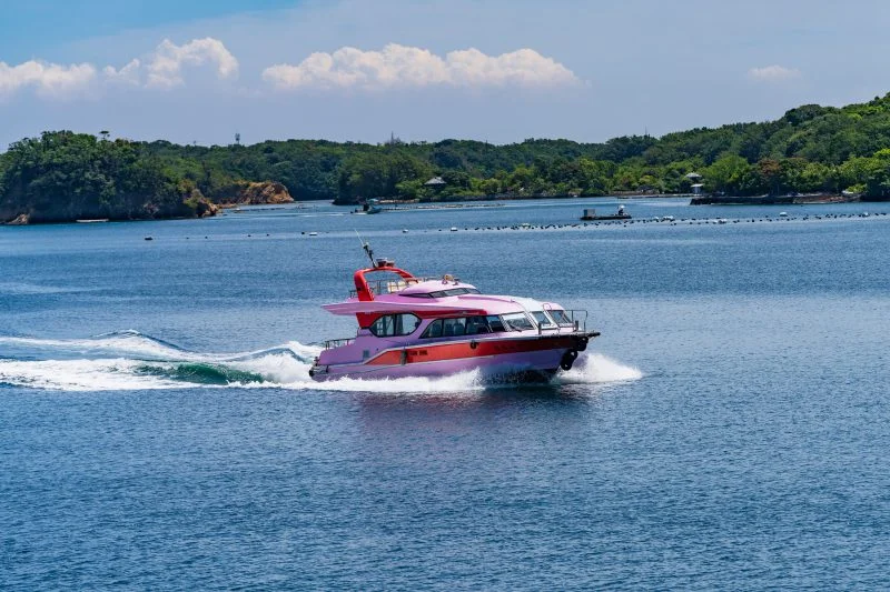 無料壁紙 目の前を猛スピードで駆け抜ける英虞湾定期船。PCとデスクトップ壁紙に最適な4K高画質の無料壁紙。三重県志摩市の賢島エスパーニャクルーズで撮影したフリー写真素材