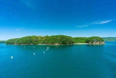 無料壁紙 船から眺める英虞湾の島々。PCとデスクトップ壁紙に最適な4K高画質の無料壁紙。三重県志摩市の賢島エスパーニャクルーズで撮影したフリー写真素材