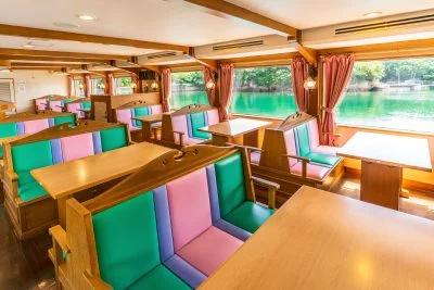 無料壁紙 エスペランサの船内（１階）。PCとデスクトップ壁紙に最適な4K高画質の無料壁紙。三重県志摩市の賢島エスパーニャクルーズで撮影したフリー写真素材