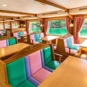 無料壁紙 エスペランサの船内（１階）。PCとデスクトップ壁紙に最適な4K高画質の無料壁紙。三重県志摩市の賢島エスパーニャクルーズで撮影したフリー写真素材