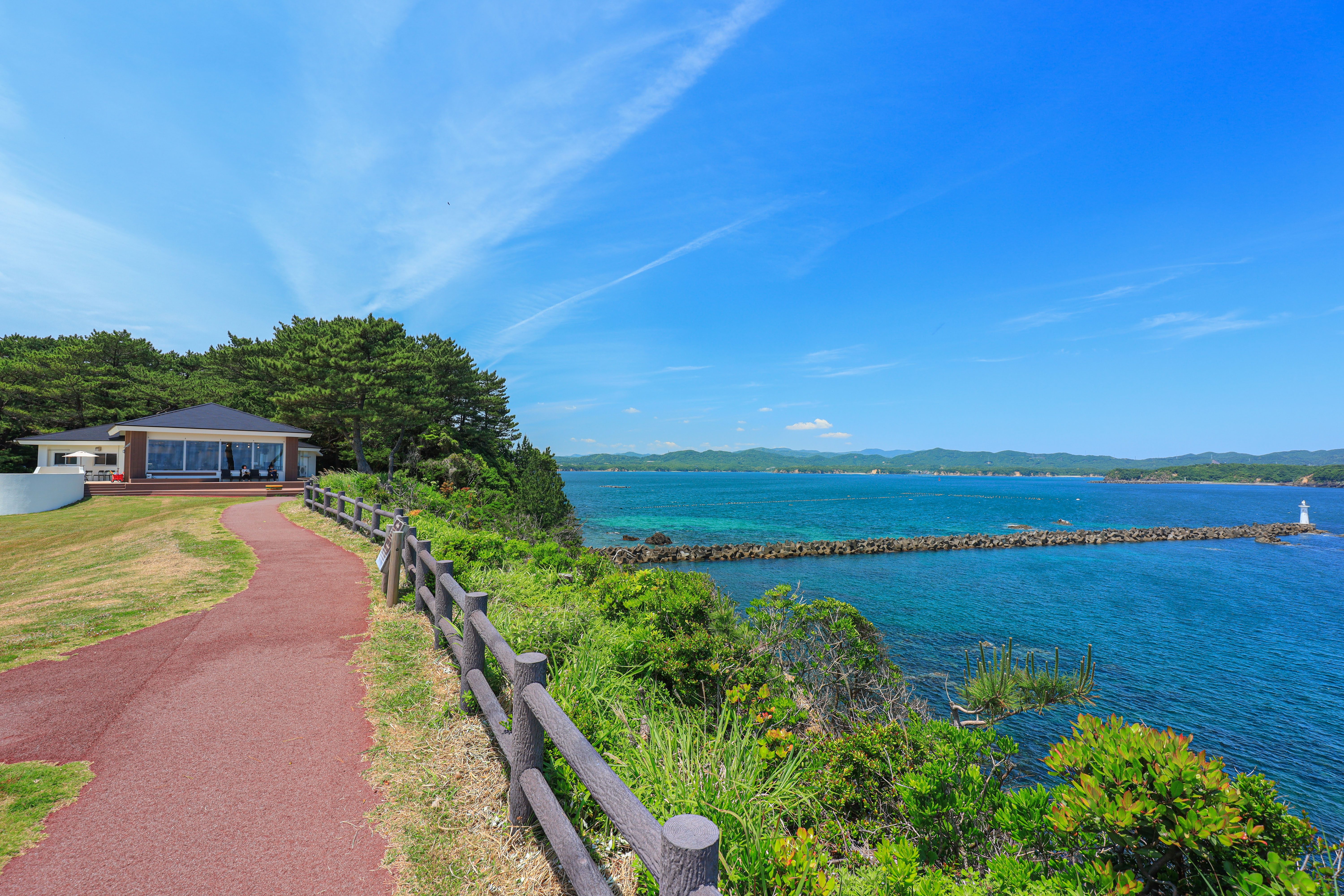 無料壁紙 芝生広場の灯台カフェと的矢湾。PCとデスクトップ壁紙に最適な4K高画質の無料壁紙。三重県志摩市の安乗埼灯台で撮影したフリー写真素材