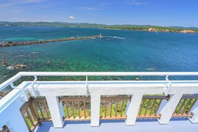 無料壁紙 灯台からのオーシャンビュー。PCとデスクトップ壁紙に最適な4K高画質の無料壁紙。三重県志摩市の安乗埼灯台で撮影したフリー写真素材