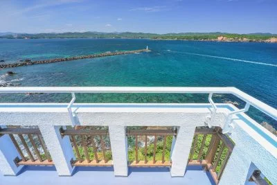 無料壁紙 灯台から的矢湾を一望。PCとデスクトップ壁紙に最適な4K高画質の無料壁紙。三重県志摩市の安乗埼灯台で撮影したフリー写真素材