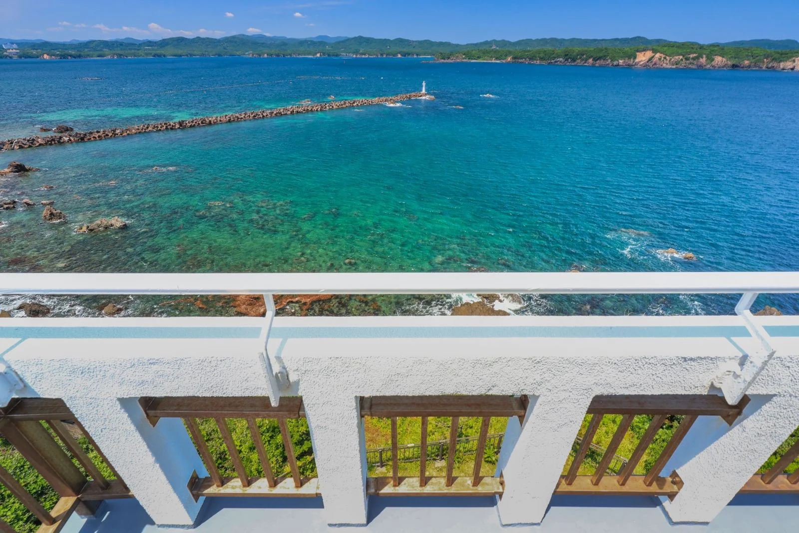 無料壁紙 灯台から眺める的矢湾。PCとデスクトップ壁紙に最適な4K高画質の無料壁紙。三重県志摩市の安乗埼灯台で撮影したフリー写真素材