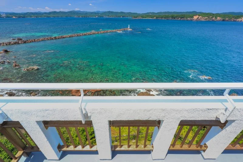 無料壁紙 灯台から眺める的矢湾。PCとデスクトップ壁紙に最適な4K高画質の無料壁紙。三重県志摩市の安乗埼灯台で撮影したフリー写真素材