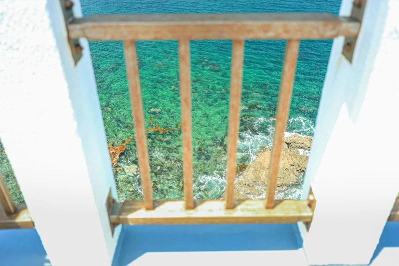 無料壁紙 透明度の高い的矢湾。PCとデスクトップ壁紙に最適な4K高画質の無料壁紙。三重県志摩市の安乗埼灯台で撮影したフリー写真素材