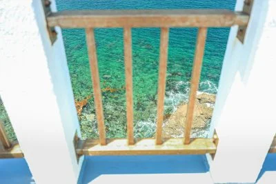 無料壁紙 透明度の高い的矢湾。PCとデスクトップ壁紙に最適な4K高画質の無料壁紙。三重県志摩市の安乗埼灯台で撮影したフリー写真素材