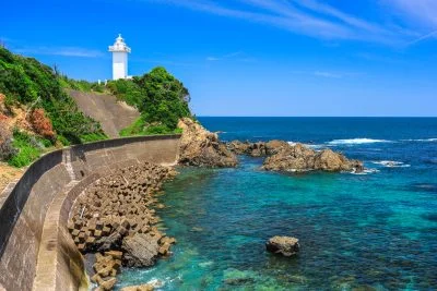 無料壁紙 新緑の灯台。PCとデスクトップ壁紙に最適な4K高画質の無料壁紙。三重県志摩市の安乗埼灯台で撮影したフリー写真素材