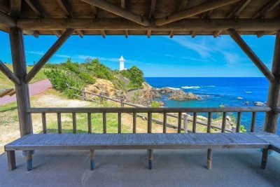 無料壁紙 芝生広場の東屋から灯台を眺める。PCとデスクトップ壁紙に最適な4K高画質の無料壁紙。三重県志摩市の安乗埼灯台で撮影したフリー写真素材