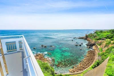 無料壁紙 灯台から太平洋を眺める。PCとデスクトップ壁紙に最適な4K高画質の無料壁紙。三重県志摩市の安乗埼灯台で撮影したフリー写真素材