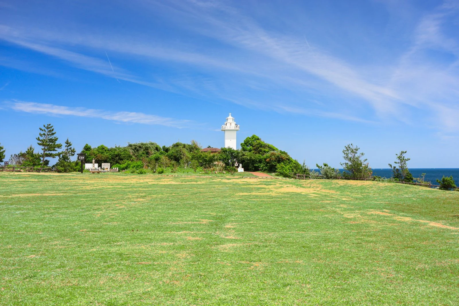 無料壁紙 安乗崎園地の芝生広場。PCとデスクトップ壁紙に最適な4K高画質の無料壁紙。三重県志摩市の安乗埼灯台で撮影したフリー写真素材