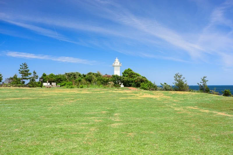 無料壁紙 安乗崎園地の芝生広場。PCとデスクトップ壁紙に最適な4K高画質の無料壁紙。三重県志摩市の安乗埼灯台で撮影したフリー写真素材