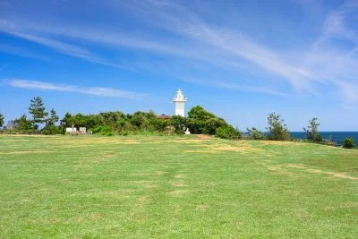 無料壁紙 安乗崎園地の芝生広場。PCとデスクトップ壁紙に最適な4K高画質の無料壁紙。三重県志摩市の安乗埼灯台で撮影したフリー写真素材