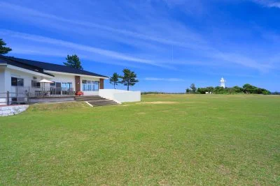 無料壁紙 灯台カフェと白亜の灯台。PCとデスクトップ壁紙に最適な4K高画質の無料壁紙。三重県志摩市の安乗埼灯台で撮影したフリー写真素材