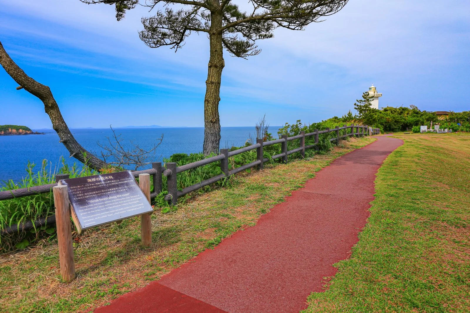 無料壁紙 灯台へ続く道。PCとデスクトップ壁紙に最適な4K高画質の無料壁紙。三重県志摩市の安乗埼灯台で撮影したフリー写真素材