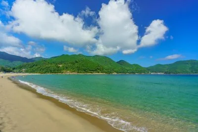 無料壁紙 夏雲と新鹿。PCとデスクトップ壁紙に最適な4K高画質の無料壁紙。三重県熊野市の新鹿海水浴場で撮影したフリー写真素材