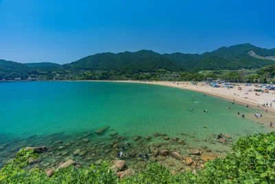 無料壁紙 エメラルドグリーンの新鹿。PCとデスクトップ壁紙に最適な4K高画質の無料壁紙。三重県熊野市の新鹿海水浴場で撮影したフリー写真素材