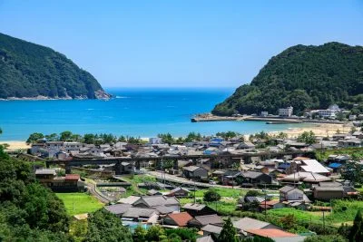 無料壁紙 熊野尾鷲道路から眺める新鹿。PCとデスクトップ壁紙に最適な4K高画質の無料壁紙。三重県熊野市の新鹿海水浴場で撮影したフリー写真素材