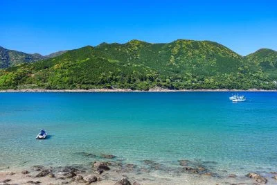 無料壁紙 エメラルドブルー。PCとデスクトップ壁紙に最適な4K高画質の無料壁紙。三重県熊野市の新鹿海水浴場で撮影したフリー写真素材