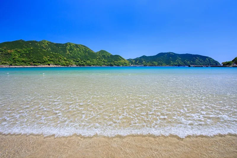 無料壁紙 初夏の海岸。PCとデスクトップ壁紙に最適な4K高画質の無料壁紙。三重県熊野市の新鹿海水浴場で撮影したフリー写真素材