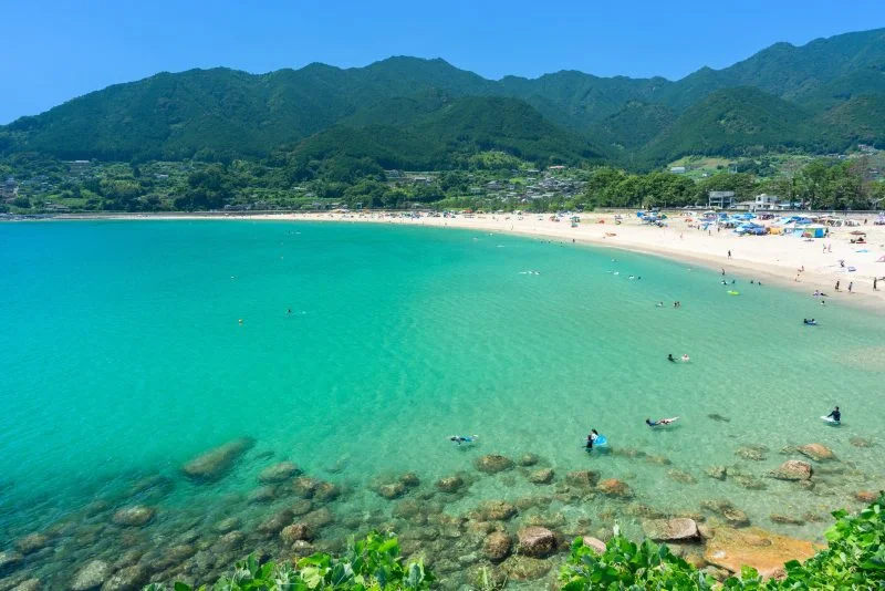 無料壁紙 お盆で賑わう新鹿海水浴場。PCとデスクトップ壁紙に最適な4K高画質の無料壁紙。三重県熊野市の新鹿海水浴場で撮影したフリー写真素材