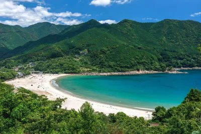 無料壁紙 海水浴場の全体。PCとデスクトップ壁紙に最適な4K高画質の無料壁紙。三重県熊野市の新鹿海水浴場で撮影したフリー写真素材