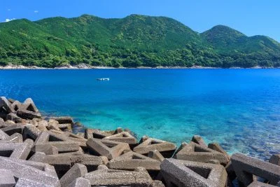 無料壁紙 青々とした山と澄んだ海。PCとデスクトップ壁紙に最適な4K高画質の無料壁紙。三重県熊野市の新鹿海水浴場で撮影したフリー写真素材