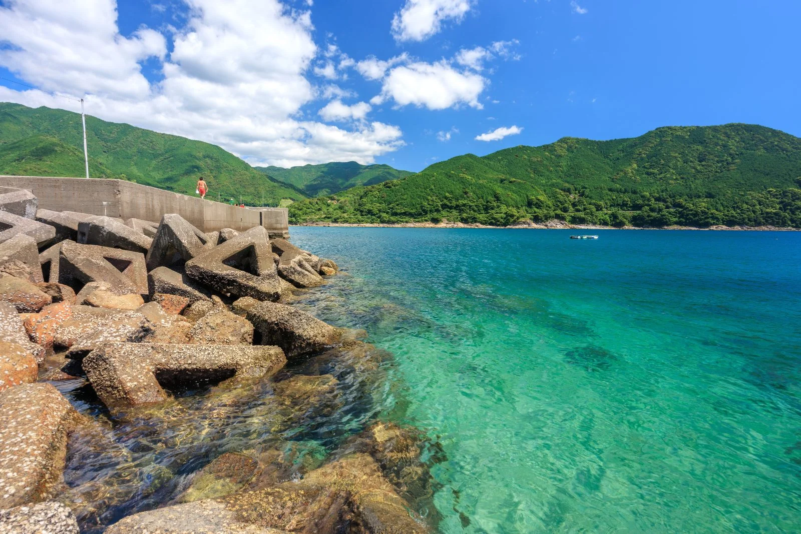 無料壁紙 堤防の先に広がるエメラルドグリーンの海。PCとデスクトップ壁紙に最適な4K高画質の無料壁紙。三重県熊野市の新鹿海水浴場で撮影したフリー写真素材