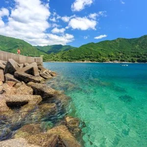 無料壁紙 堤防の先に広がるエメラルドグリーンの海。PCとデスクトップ壁紙に最適な4K高画質の無料壁紙。三重県熊野市の新鹿海水浴場で撮影したフリー写真素材