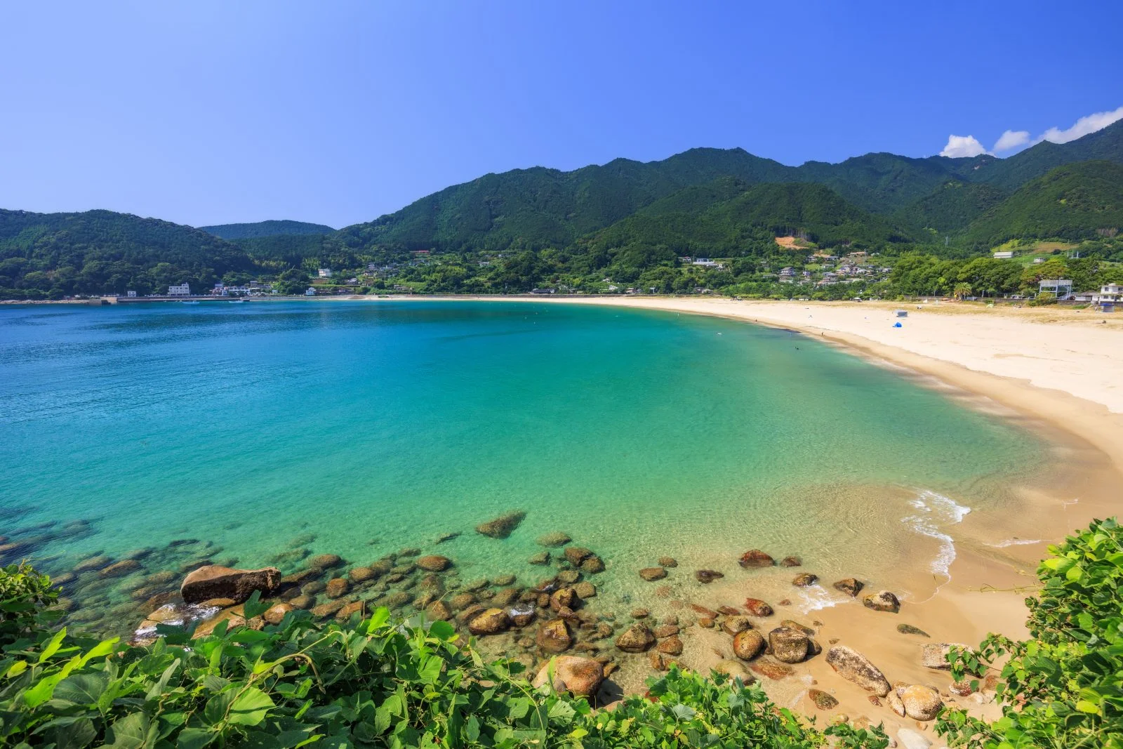 無料壁紙 夏に煌めく新鹿の海。PCとデスクトップ壁紙に最適な4K高画質の無料壁紙。三重県熊野市の新鹿海水浴場で撮影したフリー写真素材