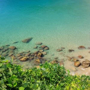 無料壁紙 高台から見下ろす澄んだ海。PCとデスクトップ壁紙に最適な4K高画質の無料壁紙。三重県熊野市の新鹿海水浴場で撮影したフリー写真素材